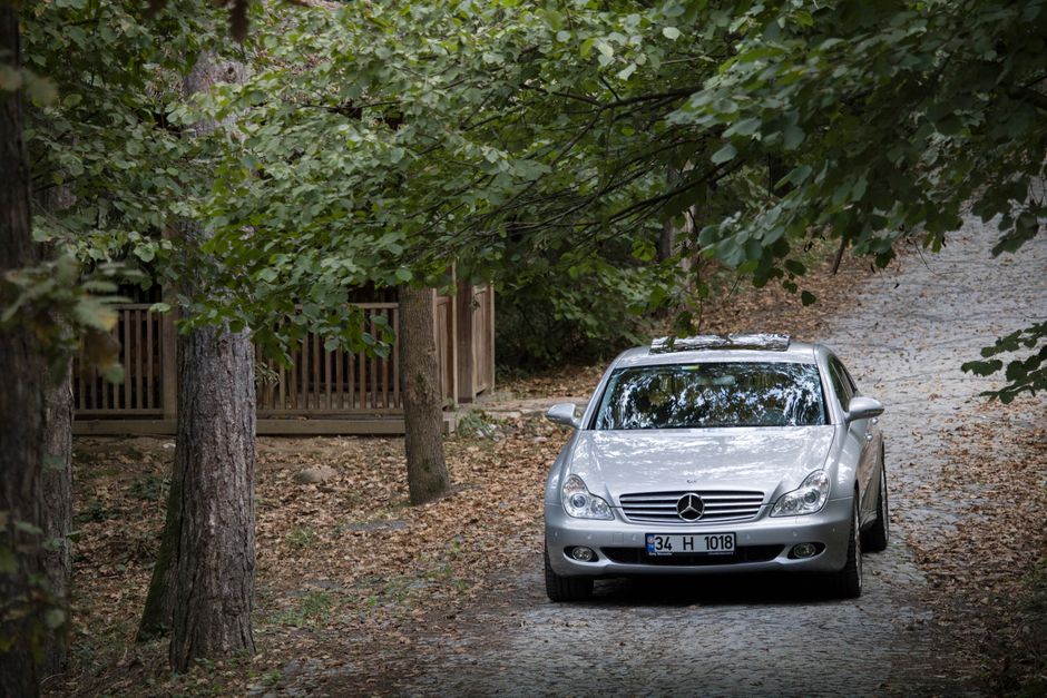 Mercedes-Benz in Dali: Where Luxury Meets Natural Splendor