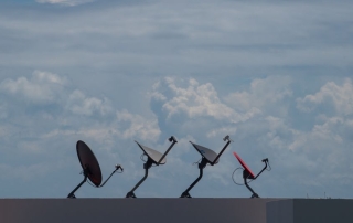Satellite Internet Wars: Kuiper & OneWeb Challenge Starlink