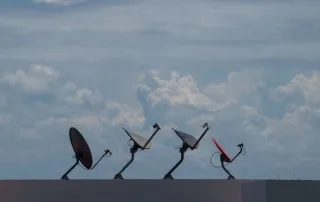 Satellite Internet Wars: Kuiper & OneWeb Challenge Starlink